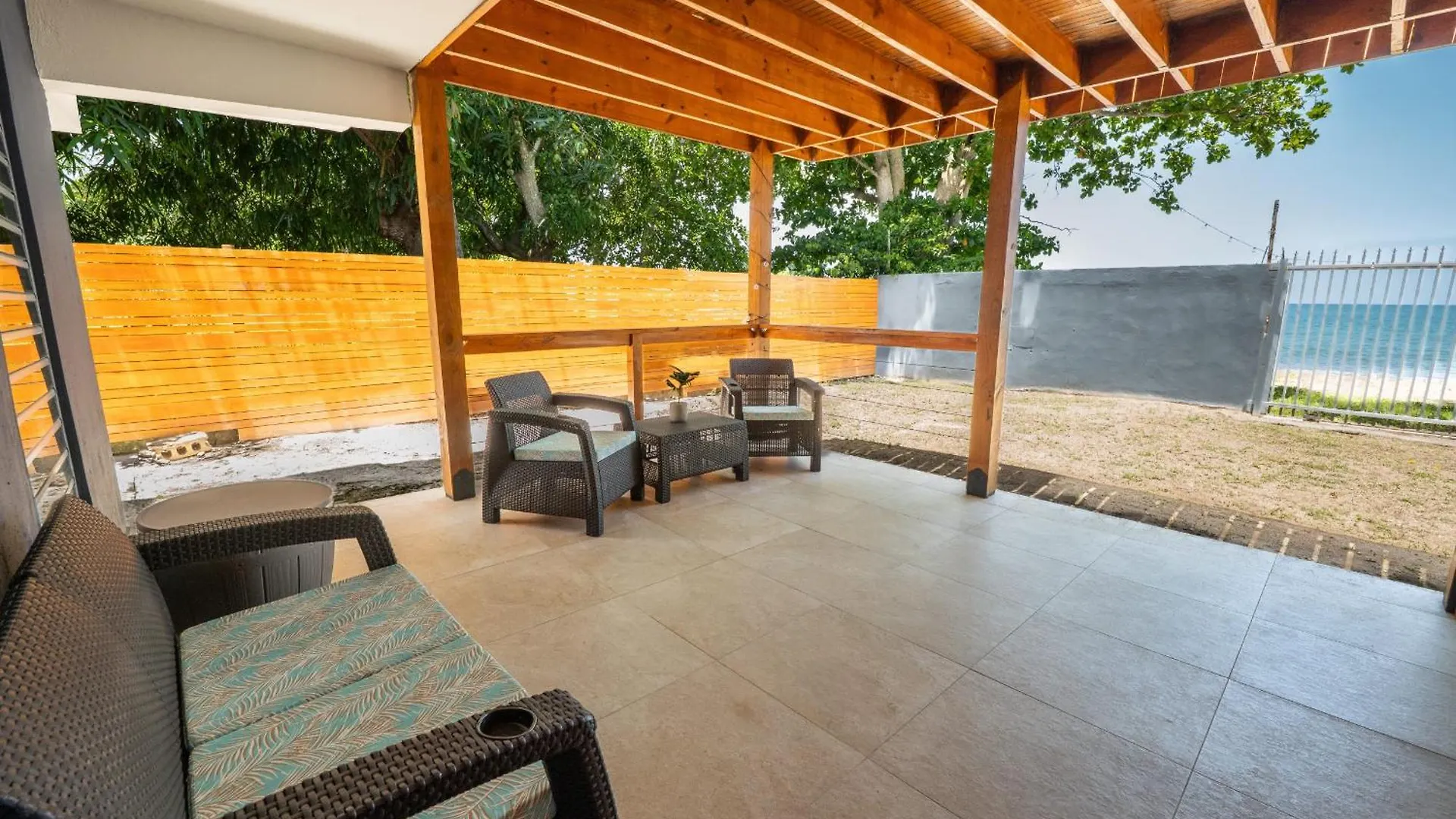 Oceanfront Retreat W- Terrace, Direct Access To Beach & Bbq マヤグエス アパート