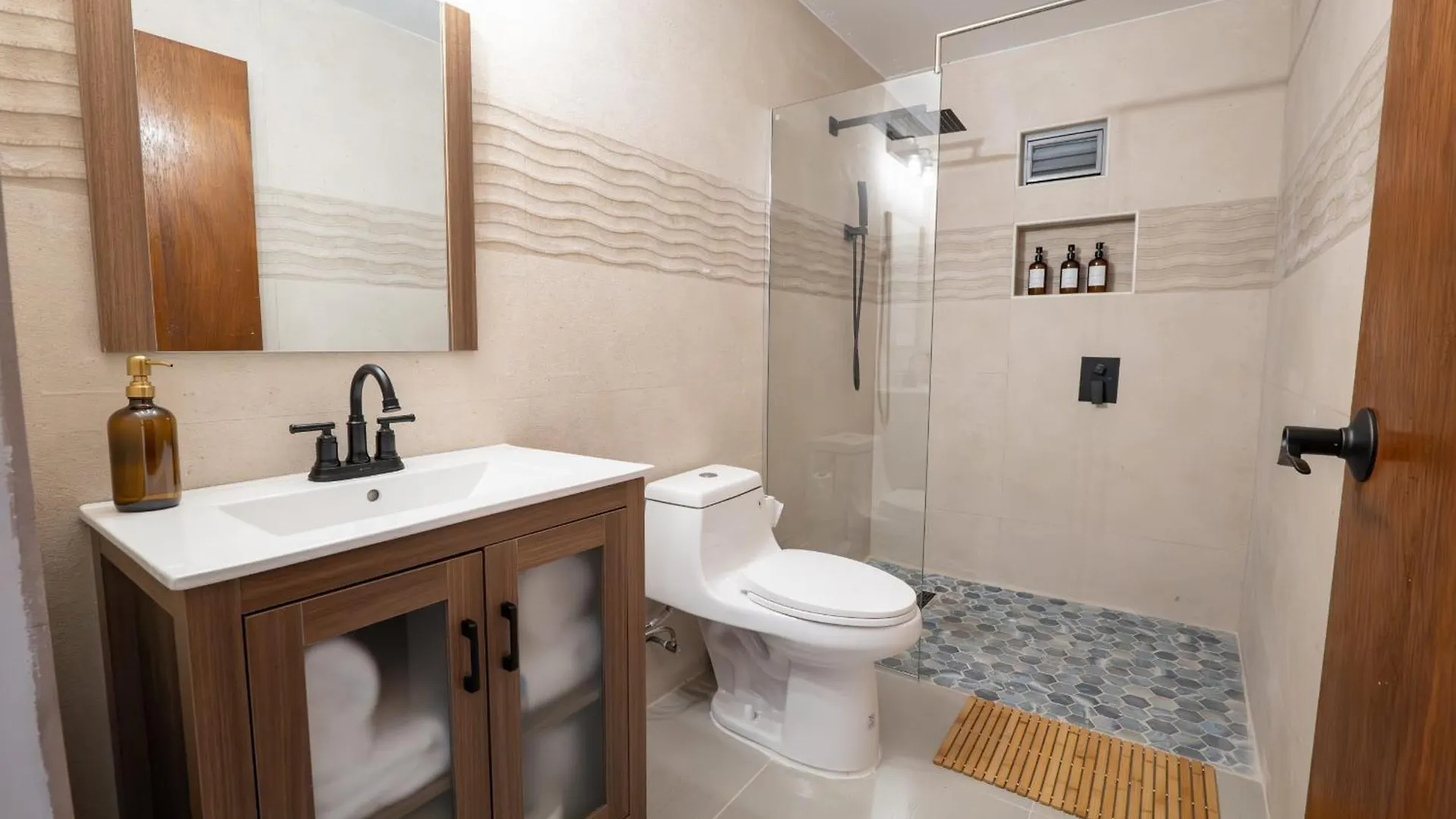 Oceanfront Retreat W- Terrace, Direct Access To Beach & Bbq マヤグエス アパート
