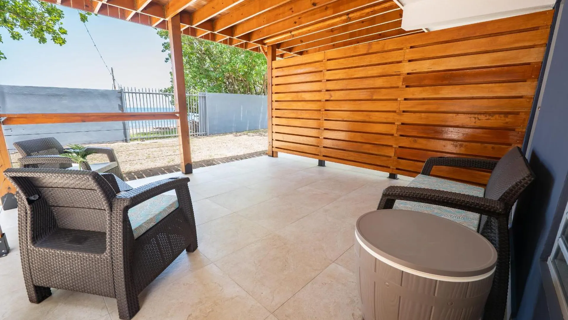 Oceanfront Retreat W- Terrace, Direct Access To Beach & Bbq マヤグエス アパート