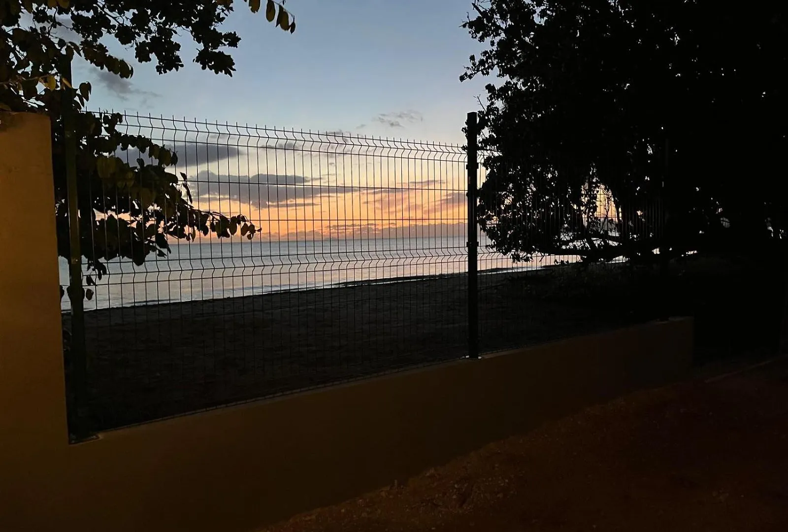 Oceanfront Retreat W- Terrace, Direct Access To Beach & Bbq マヤグエス アパート